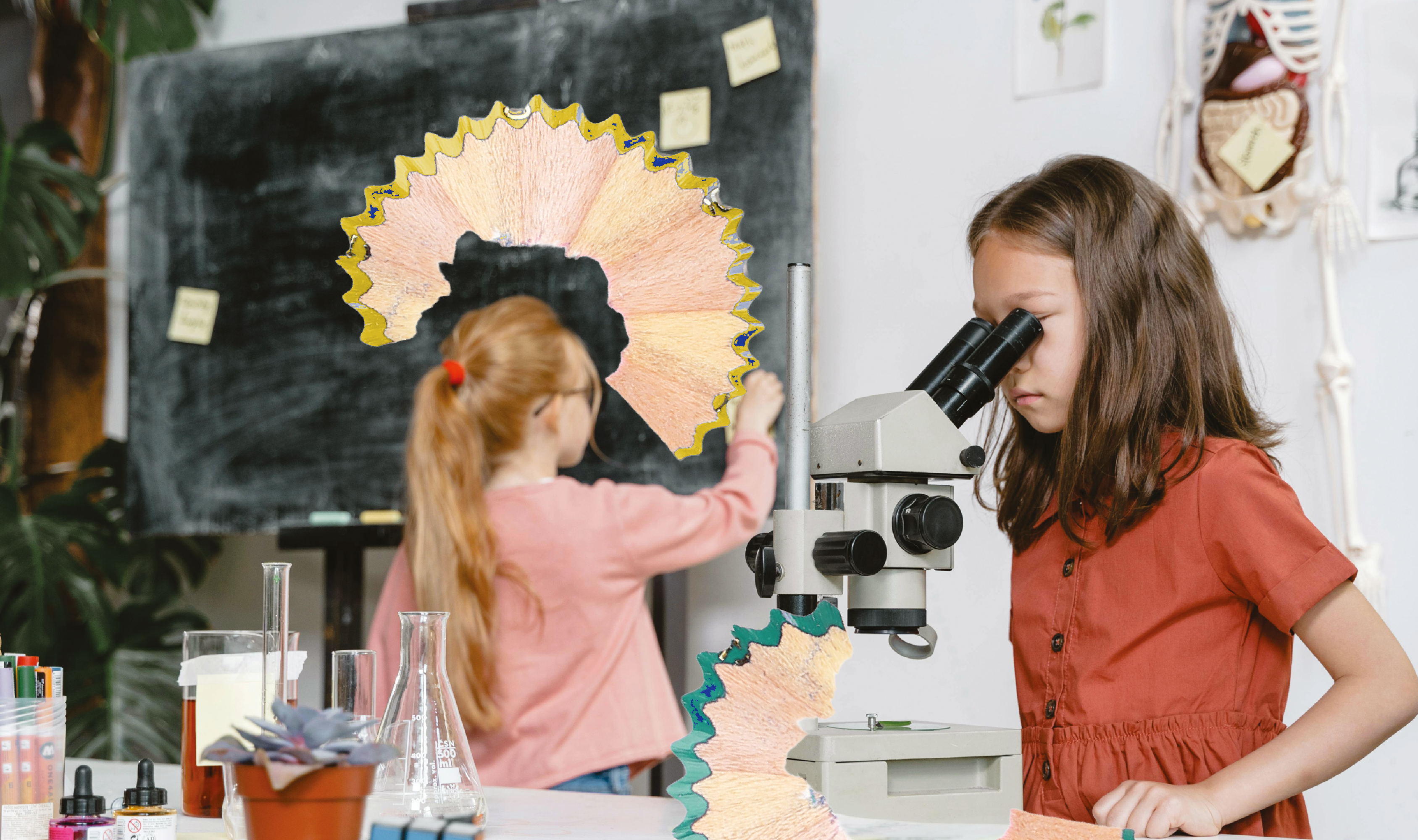 Zwei Kinder arbeiten im Klassenzimmer, eines schaut durch ein Mikroskop, während das andere an der Tafel schreibt, mit Bleistiftspänen als visuelle Elemente.